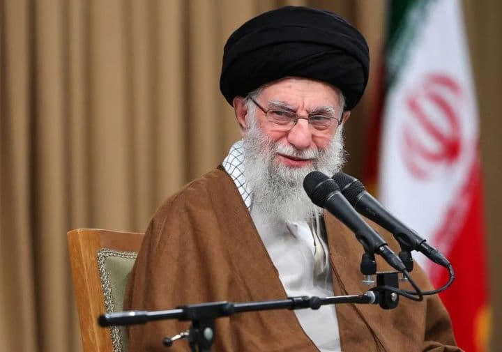 Gertak Trump, Pemimpin Iran Khamenei Ancam Tenggelamkan Kapal Induk AS