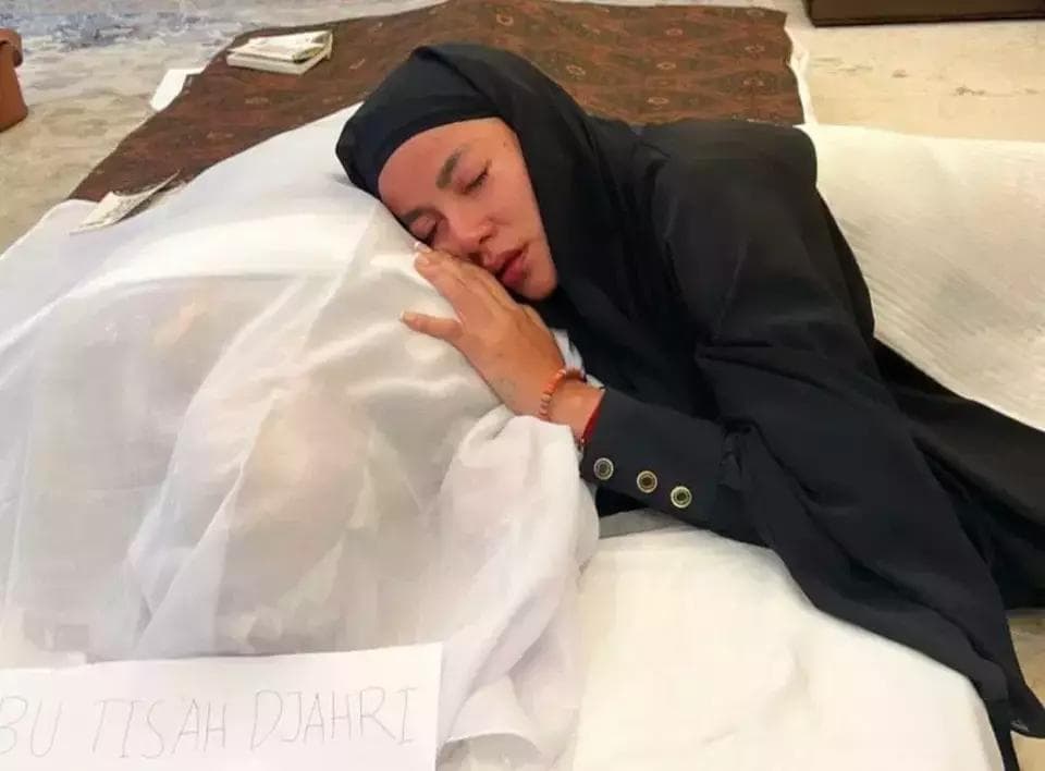 Olla Ramlan Berduka: Kepergian Ibunda Bikin Artis dan Sahabat Ramai Melayat